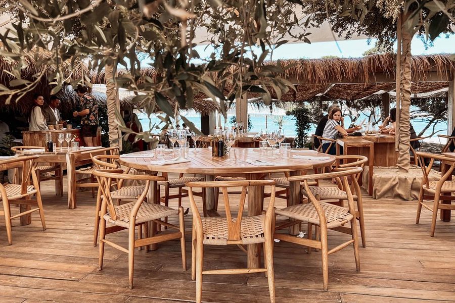 Beach club frente al Mediterráneo en Ibiza