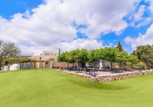 Club de golf y terraza exterior en Ibiza