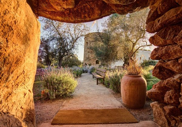 Jardín con torre de piedra en Ibiza