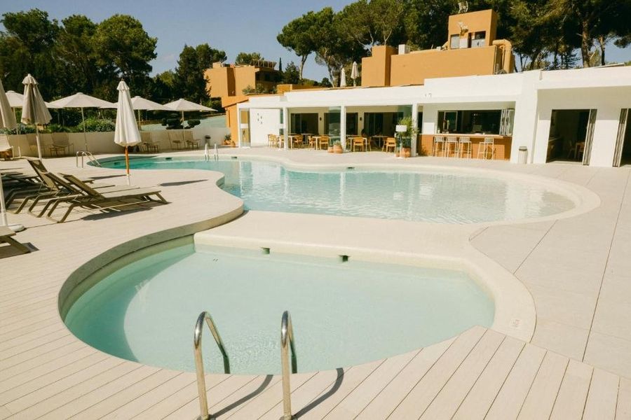 Piscina de hotel de lujo en Ibiza