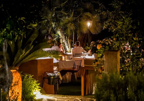 Cena en jardín ibicenco al atardecer