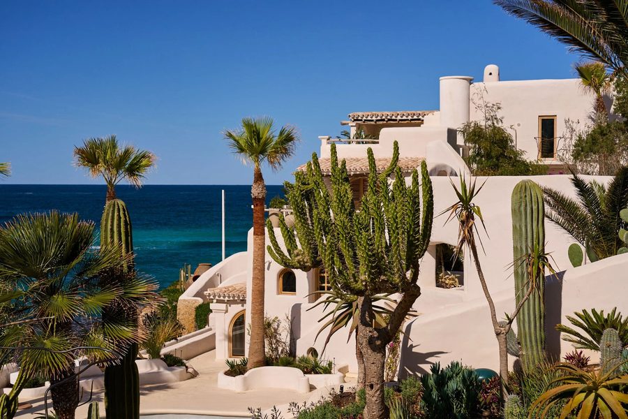 Villa ibicenca con cactus y vistas al mar